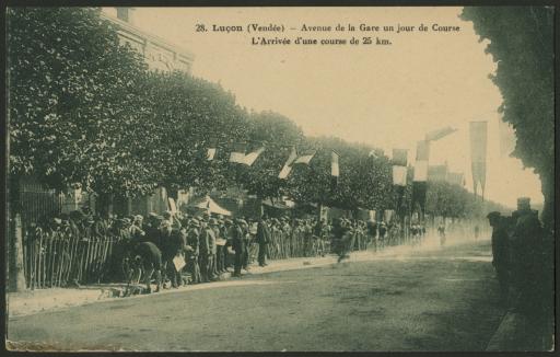 Le public amassé sur l'avenue de la Gare pour l'arrivée d'une course cycliste de 25 kilomètres / A. Thiriat et H. Busuyau phot.